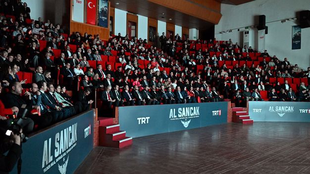 'Al Sancak' dizi ekibi ilk bölümü birlikte izledi