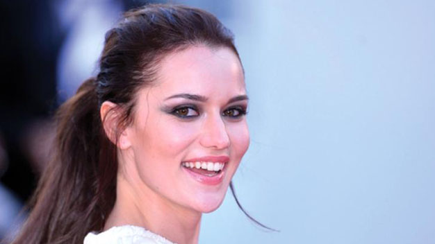 Fahriye Evcen Arap Hayranları İçin İnternet Kanalı Açacak