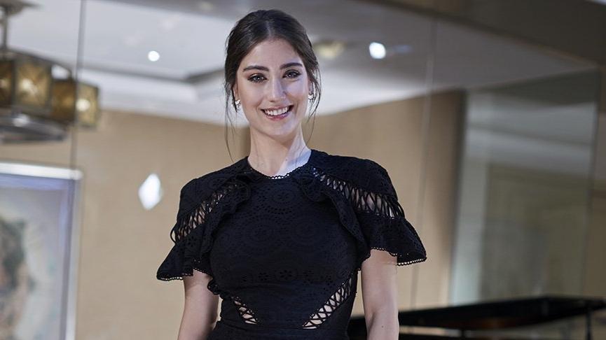 Hazal Kaya'dan hamilelik pozu! Bebeğinin ismini açıkladı