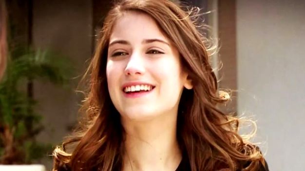 Hazal Kaya setlere geri dönüyor! İşte yeni projesi!